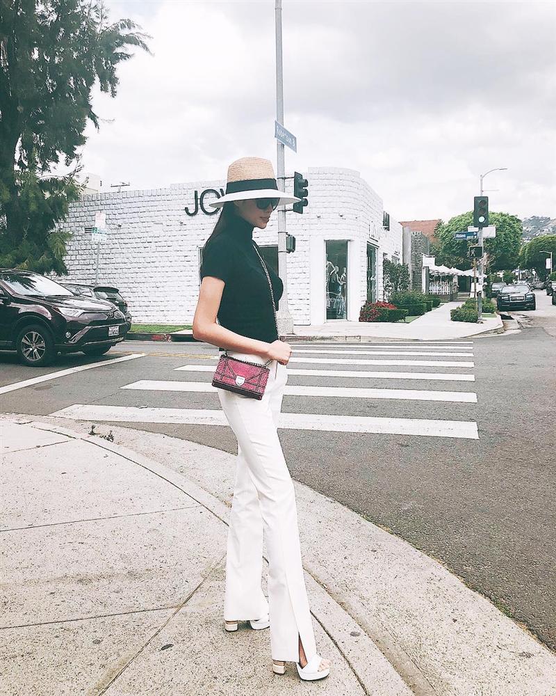 Phạm Hương khoe street style bên trời Âu với set đồ đen trắng không bao giờ lỗi mốt. Người đẹp kết hợp với mũ cói và chiếc túi Dior đắt giá.    