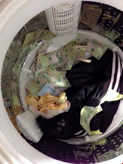Lục đống đồ cũ để giặt thì cô vợ bất ngờ phát hiện 