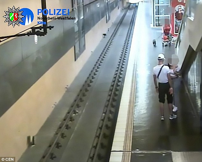 Người đàn ông xô người đi đường xuống đường ray tàu vì cãi nhau với bạn gái.