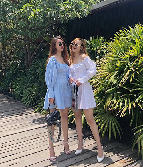 Hai chị em Yến Trang - Yến Nhi như sinh đôi với váy tay bồng kiểu búp bê.    