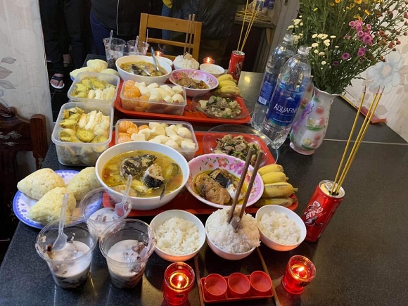 Mâm cơm ấm cúng của các nghệ sĩ và nhân viên tại sân khấu kịch Hồng Vân nấu với những món ăn mà cố nghệ sĩ Anh Vũ thích nhất.