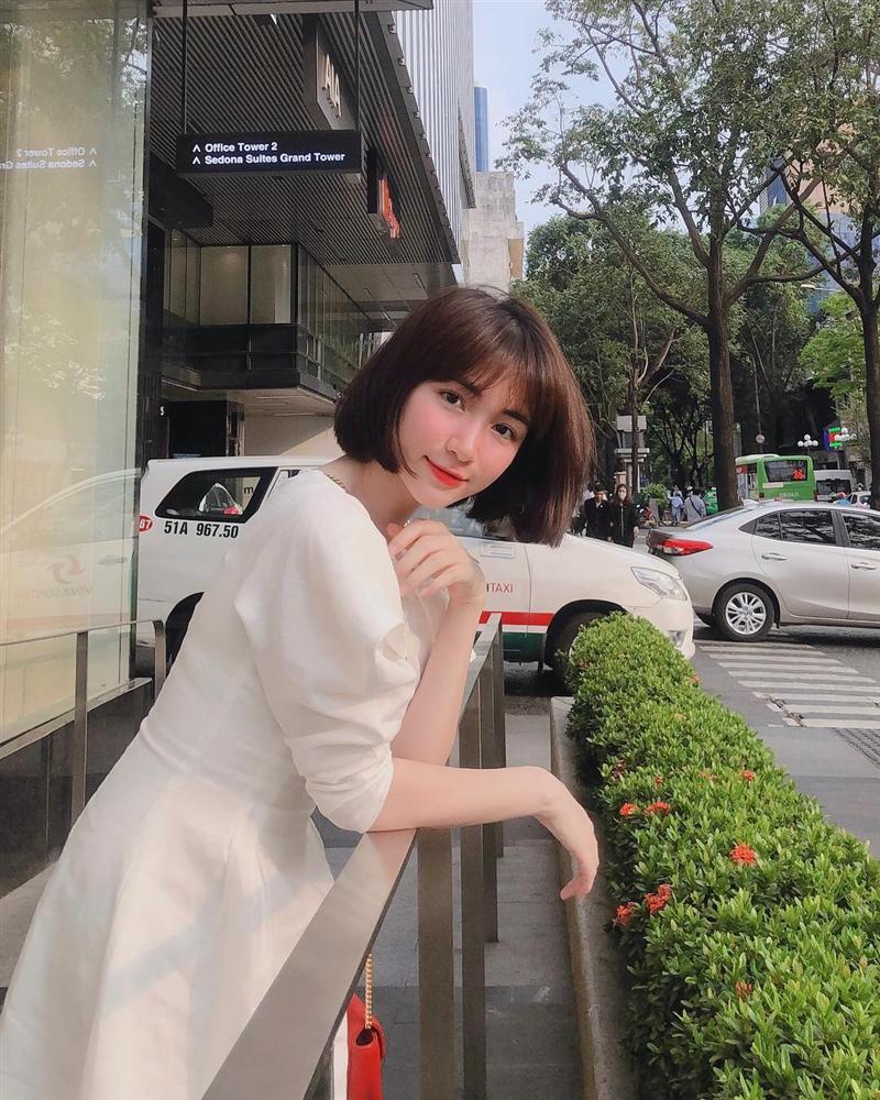 Hòa Minzy hóa nàng thơ trong chiếc đầm trắng và mái tóc ngắn trẻ trung.    