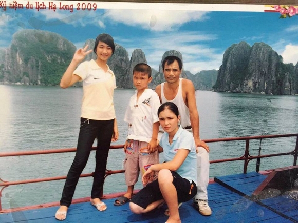 Hòa Minzy chụp ảnh khi đi du lịch Hạ Long cùng người thân năm 2009.  