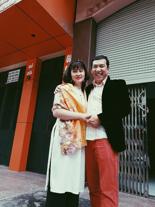 Vợ của diễn viên Quang Thắng tên là Hảo. Cô ít hơn chồng 11 tuổi. Cả hai kết hôn vào năm 2002 và hiện có 3 người con, gồm 2 gái và một trai.
