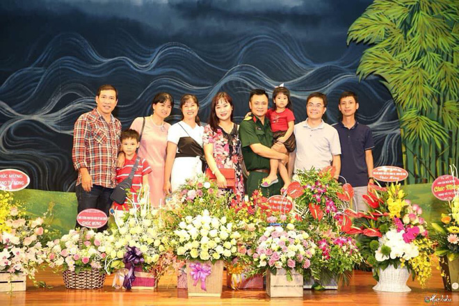 Gia đình Quang Thắng tới chúc mừng Tự Long nhân dịp được phong tặng danh hiệu NSND.