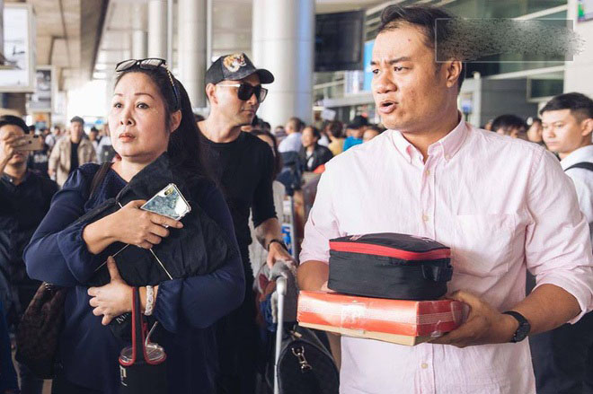 Nghệ sĩ Hồng Vân nhận di ảnh diễn viên Anh Vũ ở sân bay.    