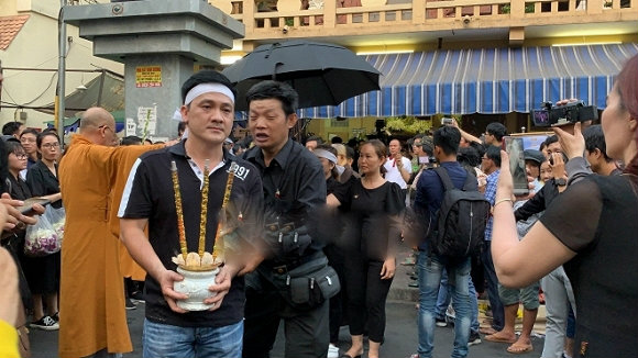 Em trai cố nghệ sĩ Anh Vũ thay mặt gia đình tiến hành lễ cúng bái.