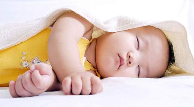 Cha mẹ nên cho bé ngủ sớm để não bộ bé phát triển tốt hơn