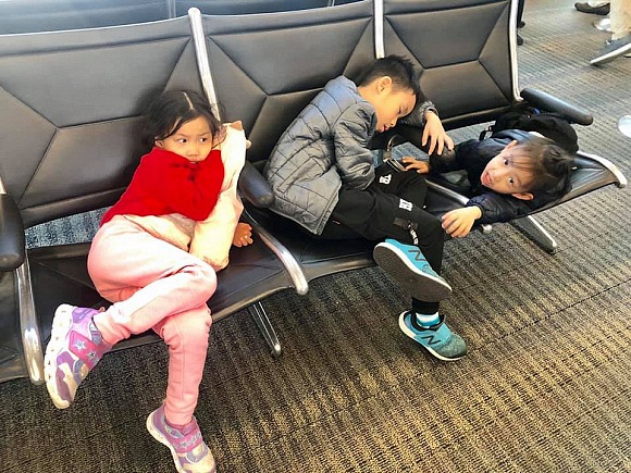 Hình ảnh 3 con của vợ chồng Ốc Thanh Vân ngủ vạ vật tại nhà chờ sân bay để theo bố mẹ trong những chuyến hành trình khắp nơi trên thế giới khiến người xem không khỏi xót xa.