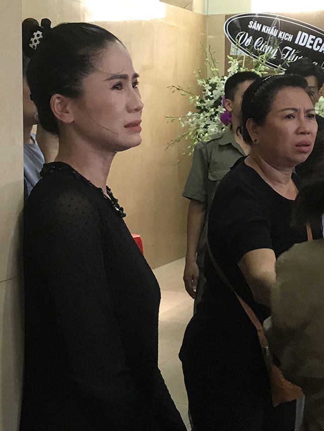Diễn viên Vân Anh vẫn không tin rằng Anh Vũ đã ra đi, chị đứng một góc nơi tổ chức tang lẽ, nhìn vào di ảnh đồng nghiệp mà nước mắt giàn giụa. Nữ diễn viên chia sẻ: 