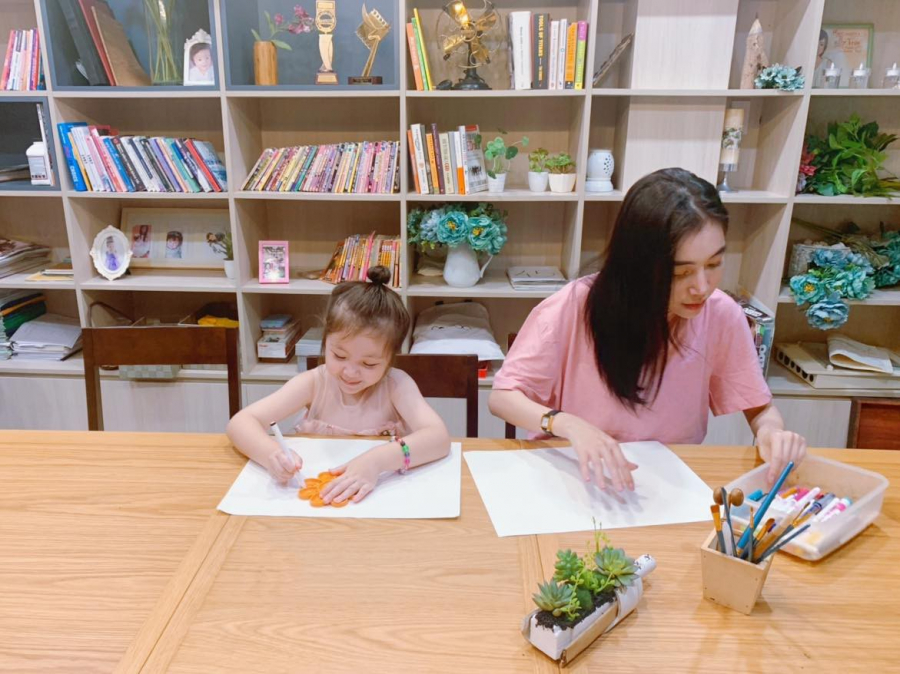 Phòng con gái Elly Trần