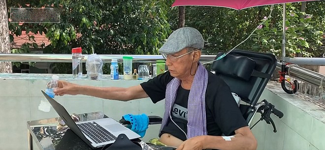 Nghệ sĩ Lê Bình đang ngồi máy tính làm việc, tranh thủ từng giờ để thực hiện 3 điều tâm nguyện cuối cùng, bởi ông xác định, thời gian của mình không còn nhiều.