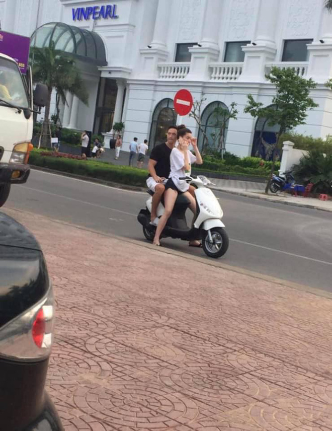 Hình ảnh mới nhất của cặp đôi này đang gây tranh cãi khi cả hai không đội mũ bảo hiểm khi sử dụng xe máy. 