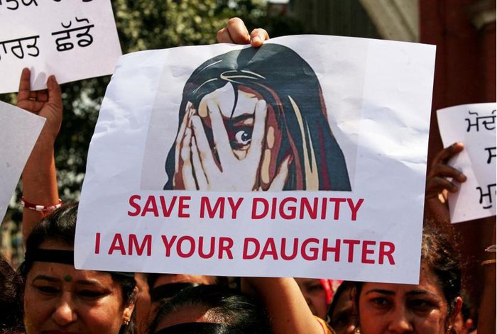 Biểu tình phản đối cưỡng hiếp trẻ em ở Ấn Độ. Ảnh: Reuters