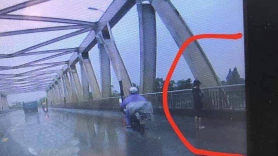 Hình ảnh nữ sinh V.A trên cầu Hồ trước khi nhảy xuống sông Đuống tự tử được một camera hành trình ghi lại