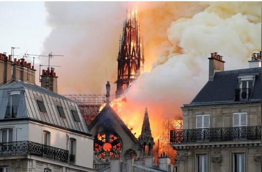 Phần mái nhà thờ gần như đã không còn. Ảnh: Reuters