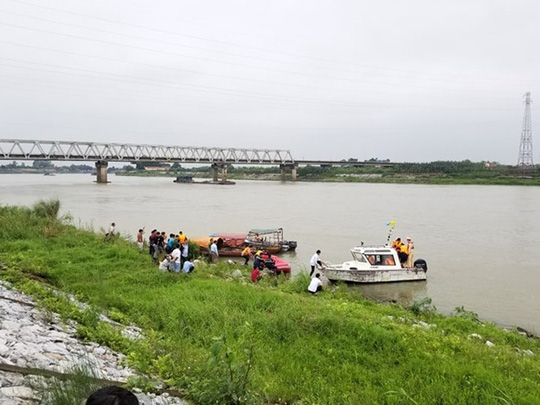 Lực lượng chức năng tổ chức tìm kiếm thi thể nữ sinh gieo mình xuống sông tự tử sau khi bị hiếp dâm - Ảnh: Facebook