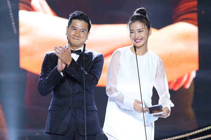 Nhạc sĩ Hồ Hoài Anh - diễn viên Ngô Thanh Vân sóng đôi công bố giải 'Nhà sản xuất của năm'. Giải thưởng này thuộc về Tiên Cookie nhưng cô bận việc riêng, không thể đến tham dự.    