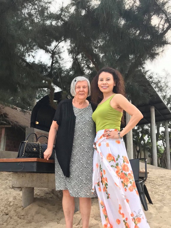 Mẹ Hà Hồ và mẹ Kim Lý thân thiết bên nhau.