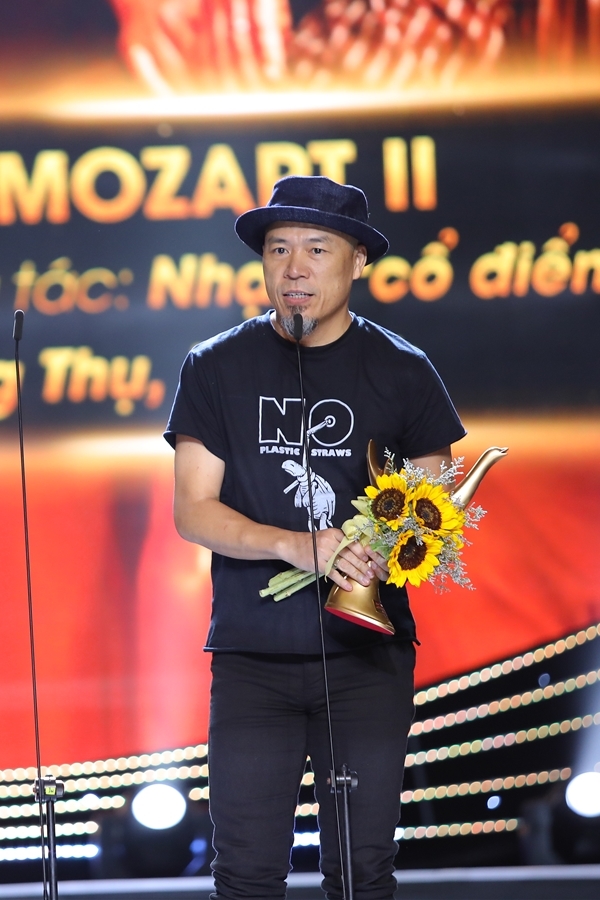 Ca sĩ Mỹ Linh vượt qua nhiều đàn em dẫn đầu hạng mục 'Album của năm' với 'Chat với Mozart II'. Nhạc sĩ Huy Tuấn đại diện Mỹ Linh lên sân khấu nhận giải.    