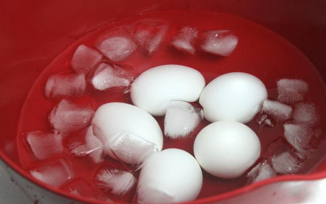 Không ngâm trứng luộc trong nước lạnh