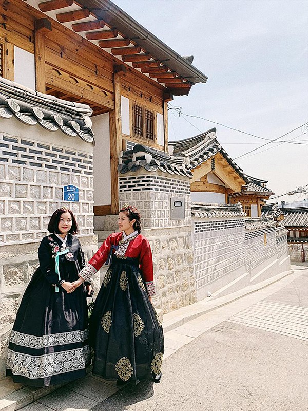 Huyền My được mẹ tháp tùng trong dịp sang Seoul tham dự sự kiện giao lưu thương mại. Người đẹp và mẹ còn tranh thủ tham quan một số địa danh du lịch nổi tiếng như làng cổ Hanok Bukchon, tháp Namsan hay mua sắm ở phố Myeongdong.    