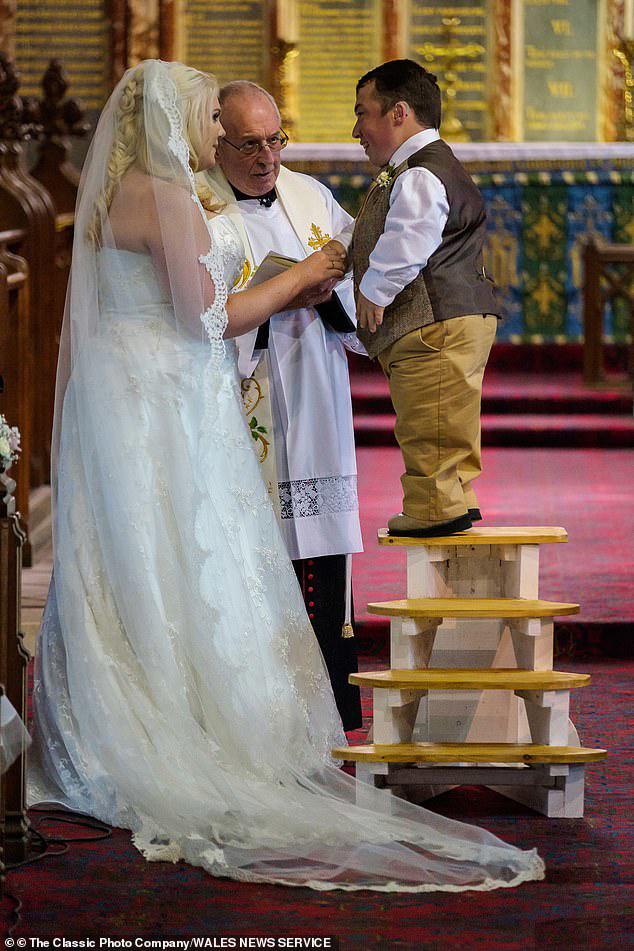 Trong lễ cưới chàng trai phải bắc ghê để hôn cô dâu của mình