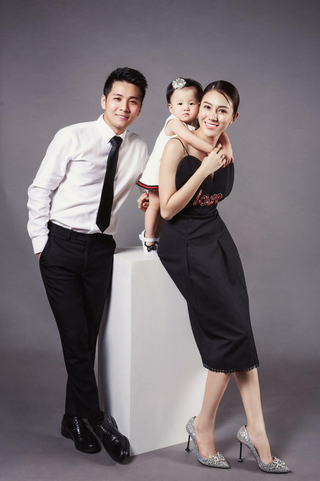Bức ảnh gia đình của vợ chồng Lê Hà và con gái nhỏ.    