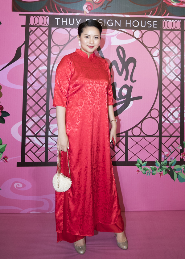 Tối 17/4, người đẹp tới chúc mừng nhà thiết kế Thủy Nguyễn tổ chức show 'Tình tang', giới thiệu sưu tập áo dài mới.    