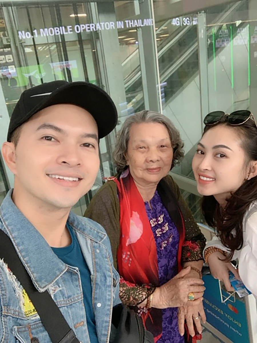 Cùng em gái đưa bà ngoại đi du lịch Thái Lan, ca sĩ Nam Cường đã có những trải nghiệm thú vị trong chuyến đi xuất ngoại lần đầu tiên trong đời của bà.