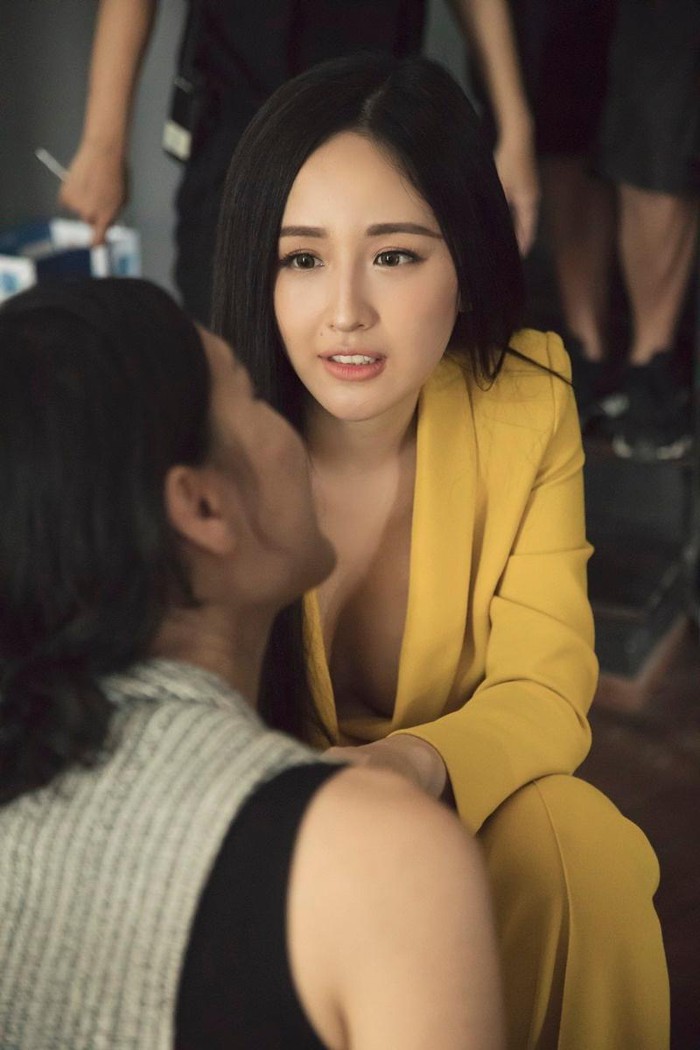 Mai Phương Thúy nổi bật tại phim trường khi diện vest vàng không nội y - phong cách thường thấy thời gian gần đây của Hoa hậu Việt Nam.    