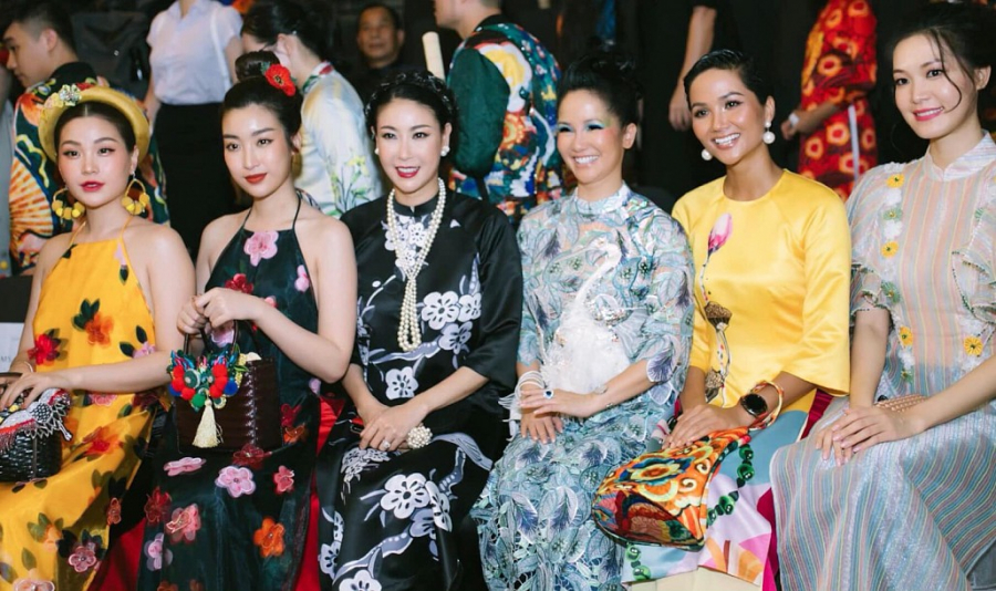 Đặc biệt khi ngồi cạnh những Hoa hậu đình đám như: Hà Kiều Anh, Đỗ Mỹ Linh, H’Hen Niê… Hồng Nhung vẫn tỏ ra không hề kém nổi bật bằng đàn em.    