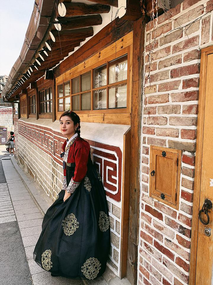 Cô và mẹ cũng thử diện hanbok, đi dạo ở các cung điện.    