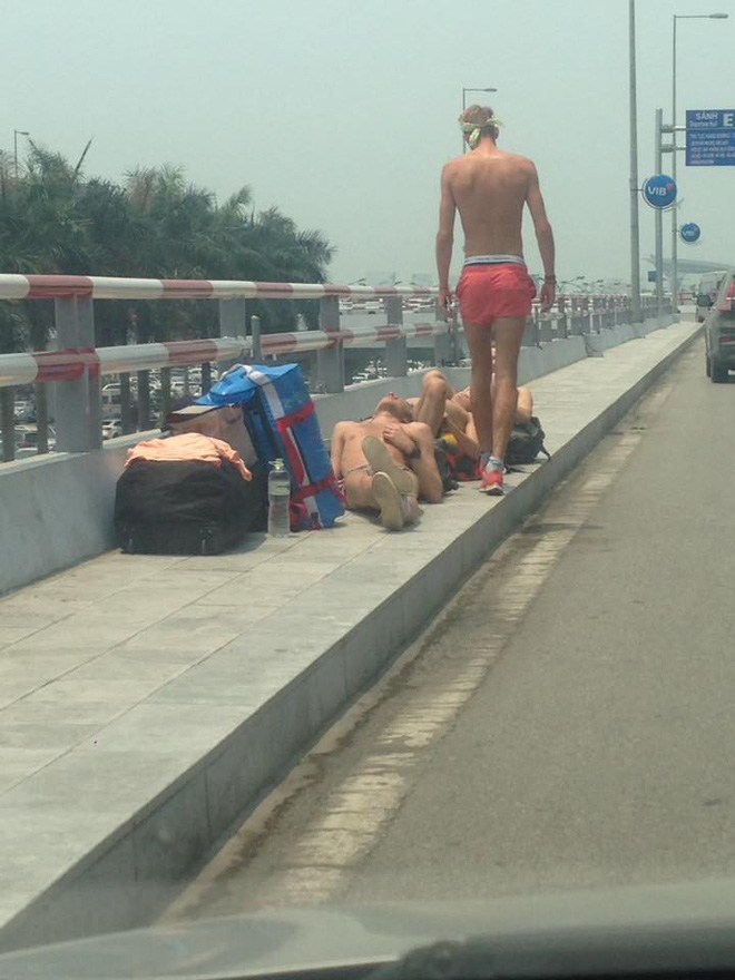 4 nam thanh niên tỏ ra rất thích nắng Việt Nam.