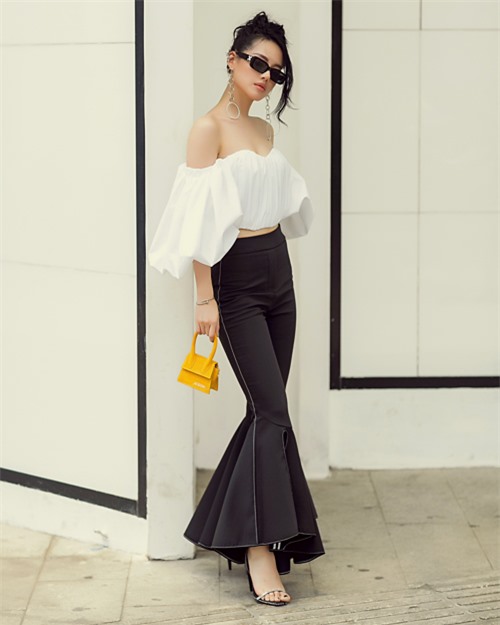 Trước đó, Khánh Linh cũng khiến dân tình nức nở vì độ chịu chi của cô cho những chiếc túi mini mà giá không hề rẻ. Trong đó phải kể tới mẫu túi Le Sac Chiquito của Jacquemus hơn 10 triệu đồng từng được các siêu sao thế giới lăng xê hết mình.