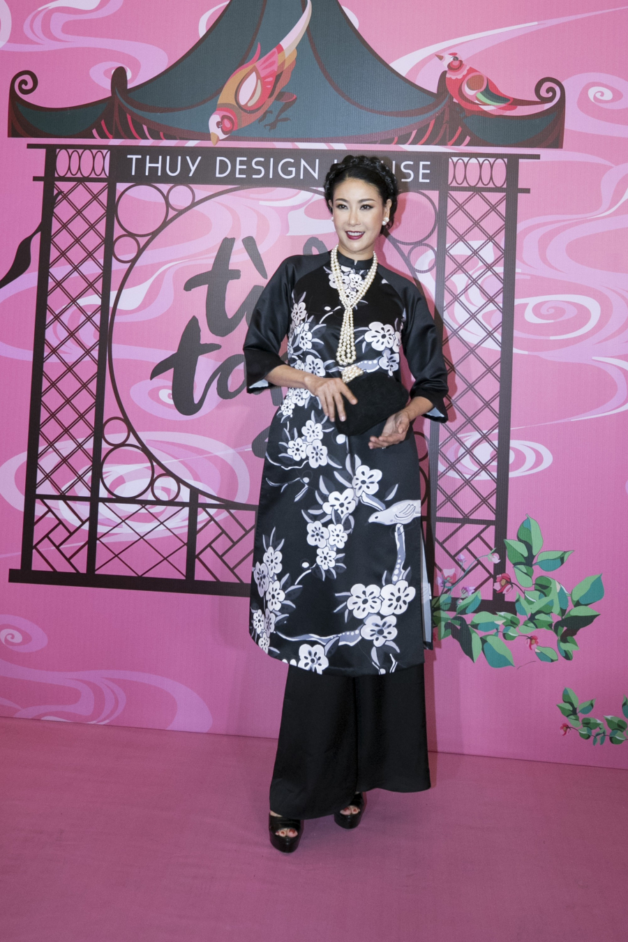 Hoa hậu Hà Kiều Anh phối trang phục, phụ kiện phong cách sang trọng, cổ điển đi xem thời trang.    