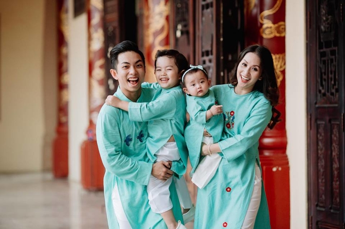 Cả gia đình cùng chụp ảnh với áo dài truyền thống