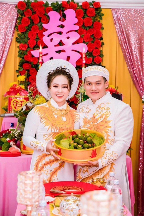Hình ảnh về cô dâu trẻ và chồng trong lễ dạm ngõ.