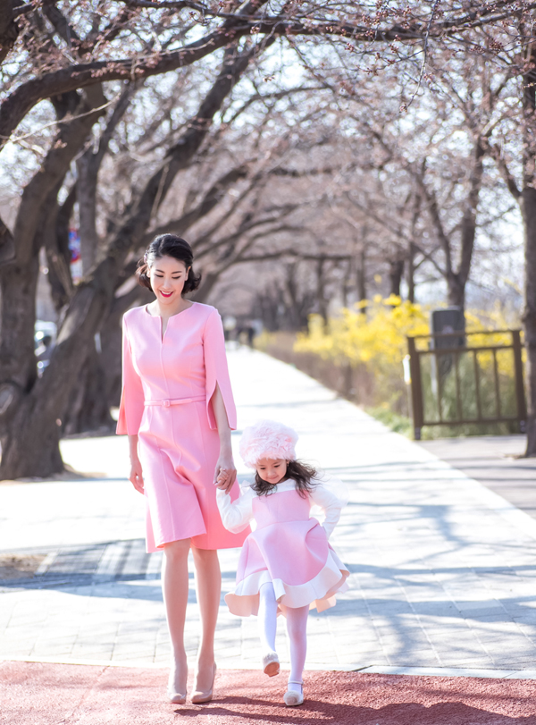 Hà Kiều Anh mặc ton-sur-ton hồng dạo phố Hàn Quốc với con gái cưng. Bé Viann lên 4 tuổi rất lém lỉnh, đáng yêu và điệu đà giống mẹ.