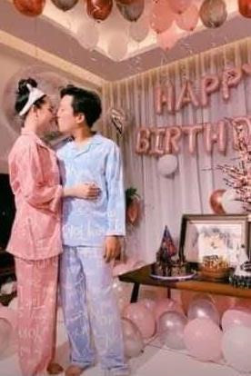 Danh hài xứ Quảng âu yếm Nhã Phương trong tiệc sinh nhật tròn 36 tuổi.  Đây cũng là năm đầu tiên Trường Giang đón tuổi mới bên cạnh vợ con từ sau tiệc cưới đình đám diễn ra cuối năm ngoái.  