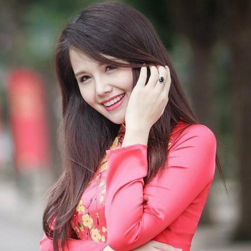 Cô gái này từng dành giải thưởng trong các cuộc thi nhan sắc như: Miss Khả ái của trường Đại học Sân khấu điện ảnh năm 2010, Miss Mạng xã hội Tầm tay năm 2010.    
