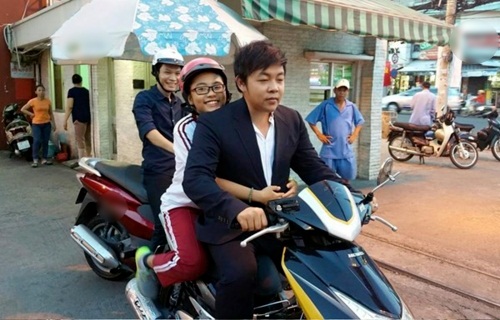 Quang Lê chở theo Phương Mỹ Chi nhưng nếu cô bé dân ca đội mũ cẩn thận thì nam ca sĩ lại bất chấp điều khiển xe máy mà không sử dụng mũ bảo hiểm. 