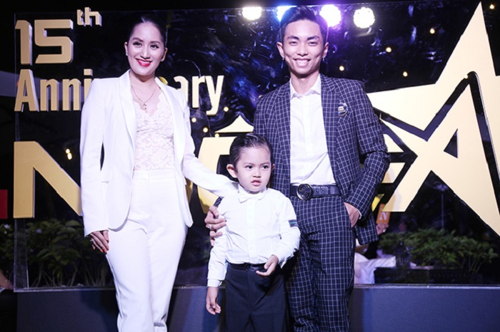 Vợ chồng Khánh Thi - Phan Hiển đưa con trai đi dự sự kiện cùng mình.    