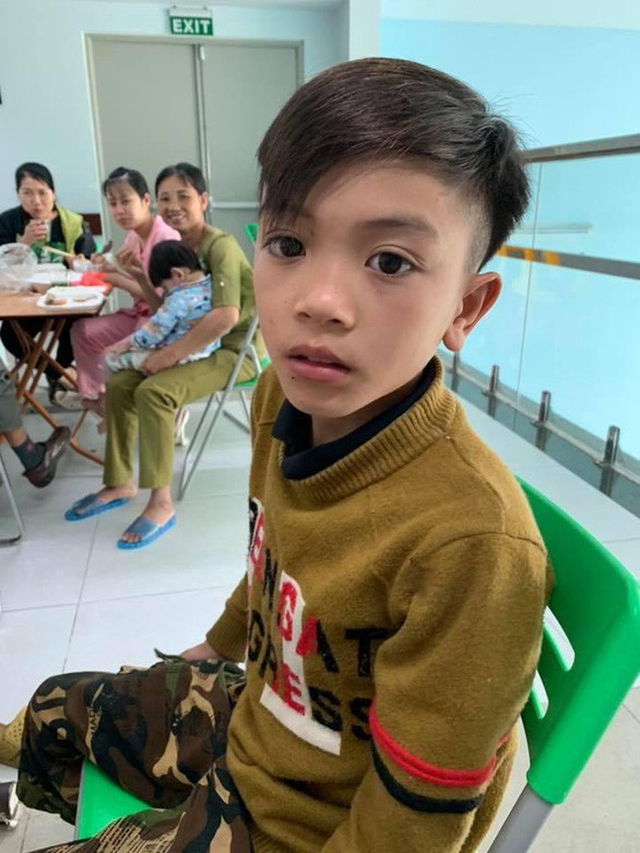 Chân dung cậu bé 13 tuổi nhưng đã đạp xe hơn 100 km đi Hà Nội thăm em.