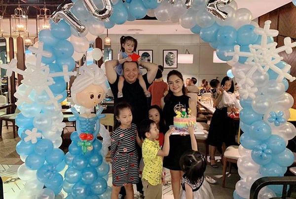 Mới đây, trong dịp sinh nhật của cô con gái thứ hai, Quỳnh Anh - Quang Huy xuất hiện tại bữa tiệc nhỏ để con có niềm vui trọn vẹn. Dù không xuất hiện cạnh nhau ở các sự kiện nữa nhưng với con cái họ luôn cố gắng làm tròn nghĩa vụ nhất có thể.    