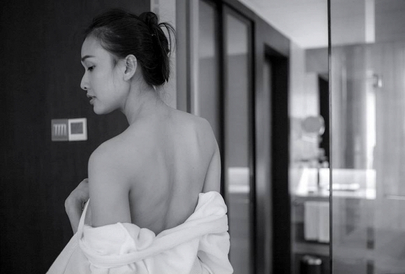 Mới đây, Dương Mỹ Linh đăng tải hai bức hình khoe lưng trần gợi cảm trên trang cá nhân. Tình cũ Bằng Kiều chia sẻ: 