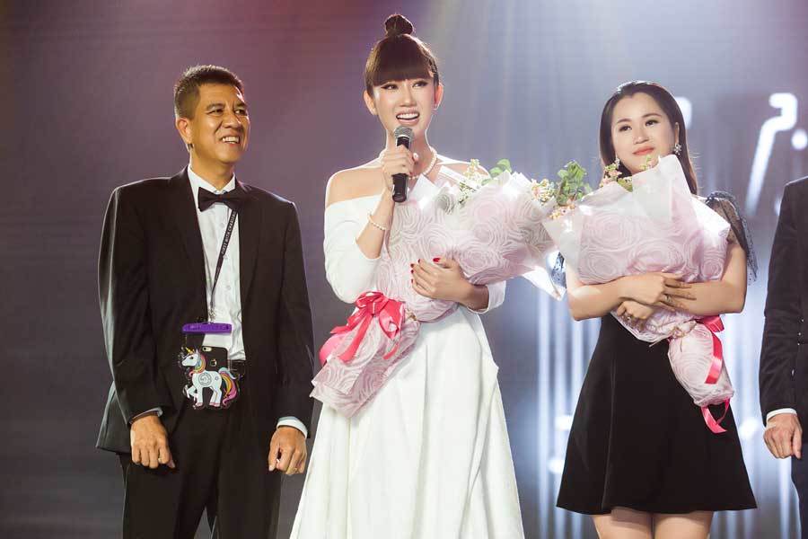 Trong chương trình, Thuý Ngân nhận hoa tri ân từ ban tổ chức vì có những đóng góp tích cực trong năm 2018. Nữ diễn viên cũng hào hứng khi được trao tặng một chuyến du lịch Đài Loan. 