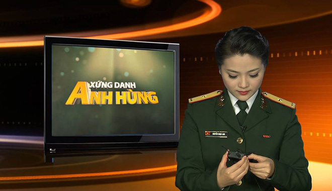 Ngọc Anh dẫn bản tin của kênh Quốc phòng An ninh.    