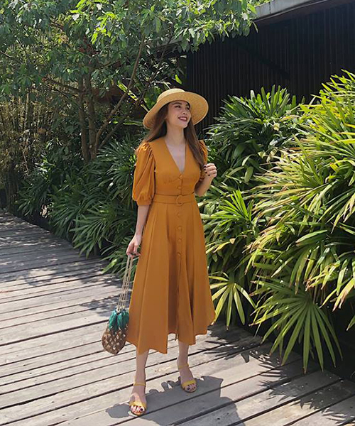 Yến Trang cũng rất xinh tươi trong chiếc váy vàng mù tạt, kết hợp cùng mũ cói mang đến vẻ thanh lịch.    