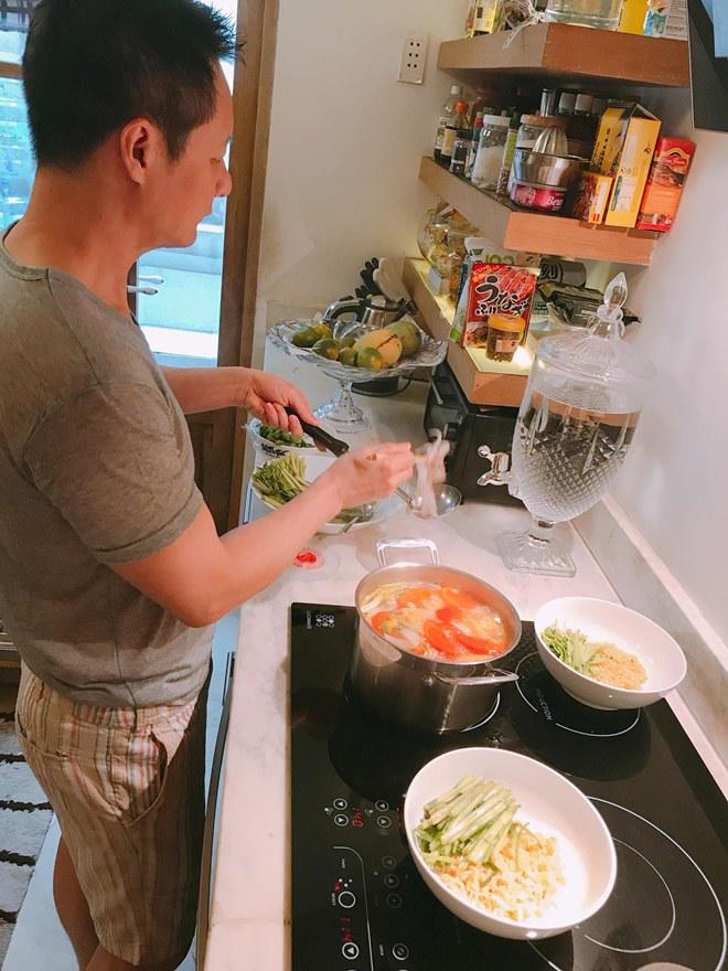 Đại gia Đức An vào bếp nấu ăn cho vợ